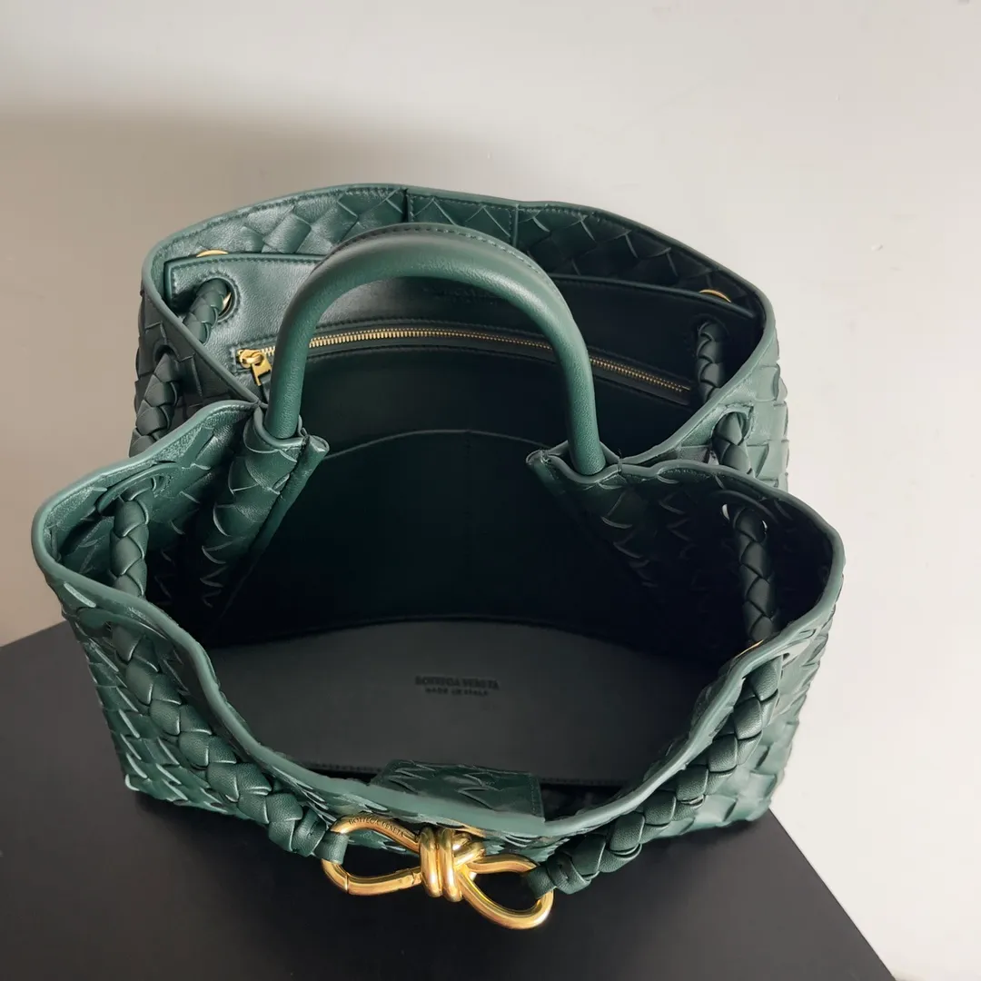 The 2023 new Andiamo batch of 2260 BV has been shipped‼ ️Really popular🔥The new Andiamo woven handbag launched by Bottega Veneta this season is really popular all over the world! ! Celebrities at home and abroad have worn it, and Oscar-winning actress Michelle Yeoh has taken it out on the street. Song Jia, Trai Yara, Yu Feihong, Sanji Ayaka, Rosie Hunting-Whiteley, Yoshioka Riho, etc. have all picked up this bag. It is classic and versatile, showing off its temperament, and the bag capacity is also large, which is very convenient for daily commuting! ! A variety of carrying methods, the shoulder straps can be adjusted by yourself, the original lambskin feels soft and delicate, and the unisex style breaks the gender boundaries and brings a more practical and long-lasting use experience. Andiamo, which has both elegant and casual styles, perfectly interprets the true appearance of "fashionable old money style". Style number: 743572 Size: 32*24*12